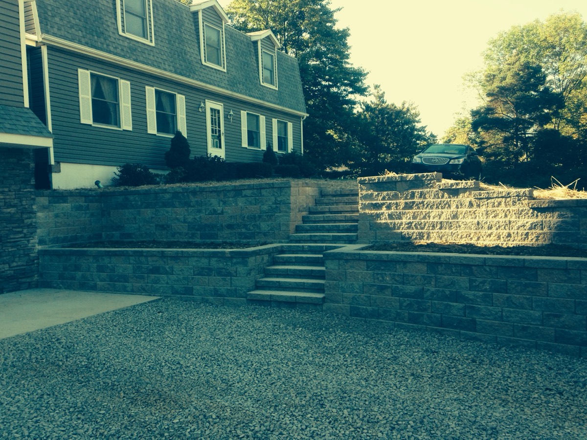 Large retaining wall with integrated steps