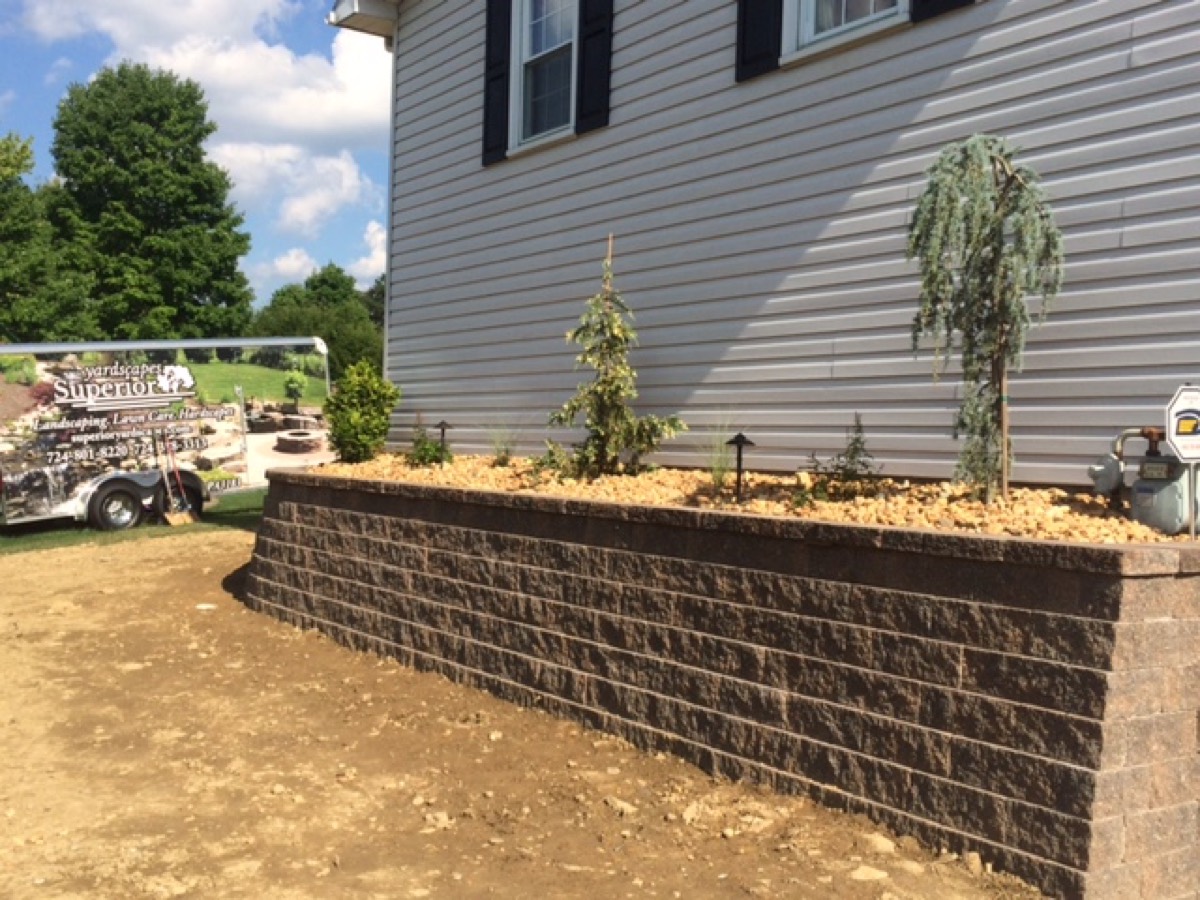 Retaining wall with mocha rock landscaping