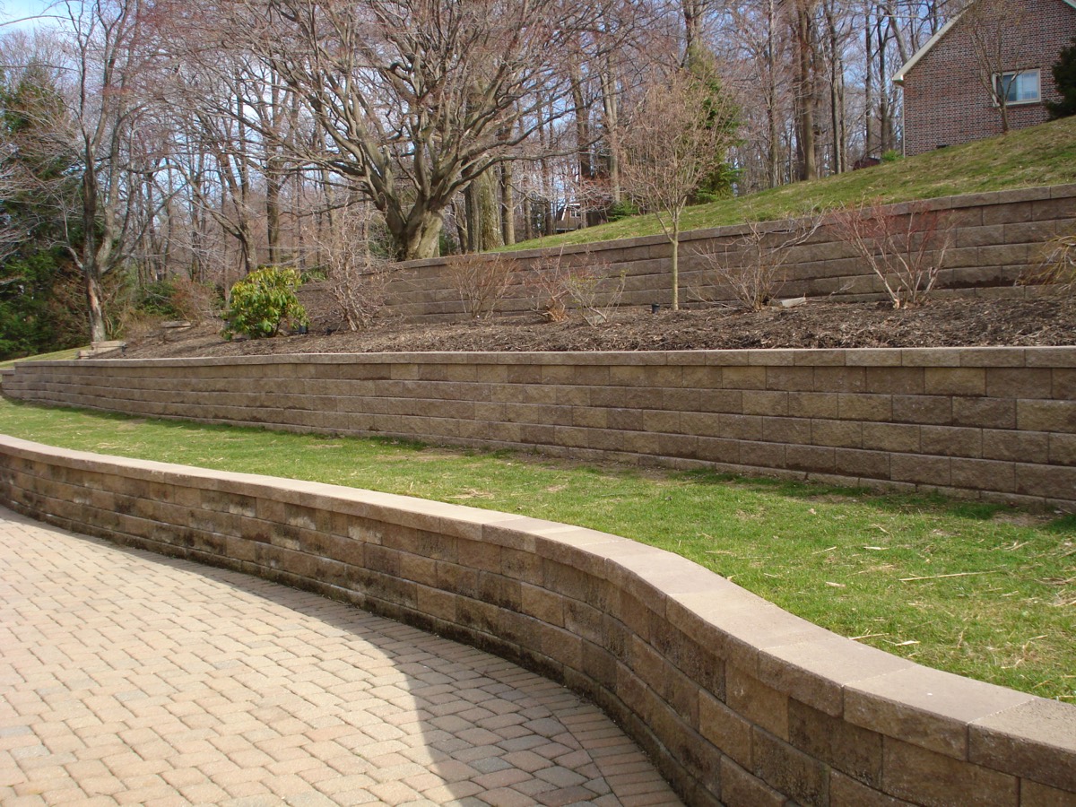 Stone block retaining wall