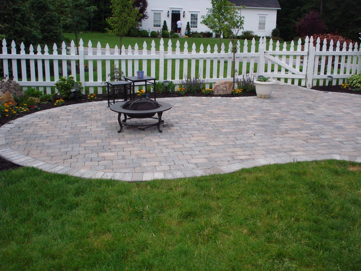Landscaped paver patio