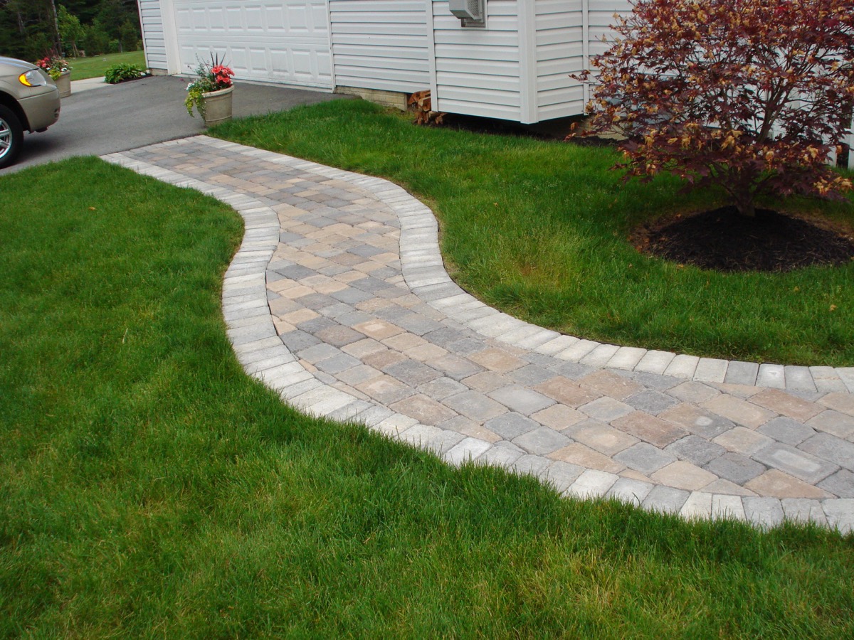 Paver sidewalk walkway